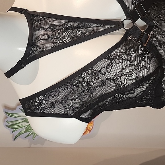 Torrid  Lacy Bondage Bodysuit with Neck Harness in Rich Black​ NWT sz 2 - Picture 3 of 14